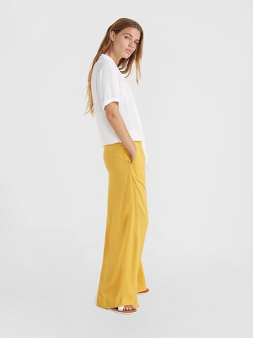 Wide leg Pantaloni 'Malia' de la O'NEILL pe galben