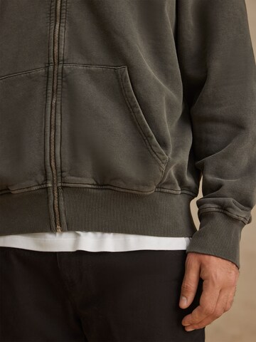 DAN FOX APPAREL Sweatjacke 'Lukas' in Grau