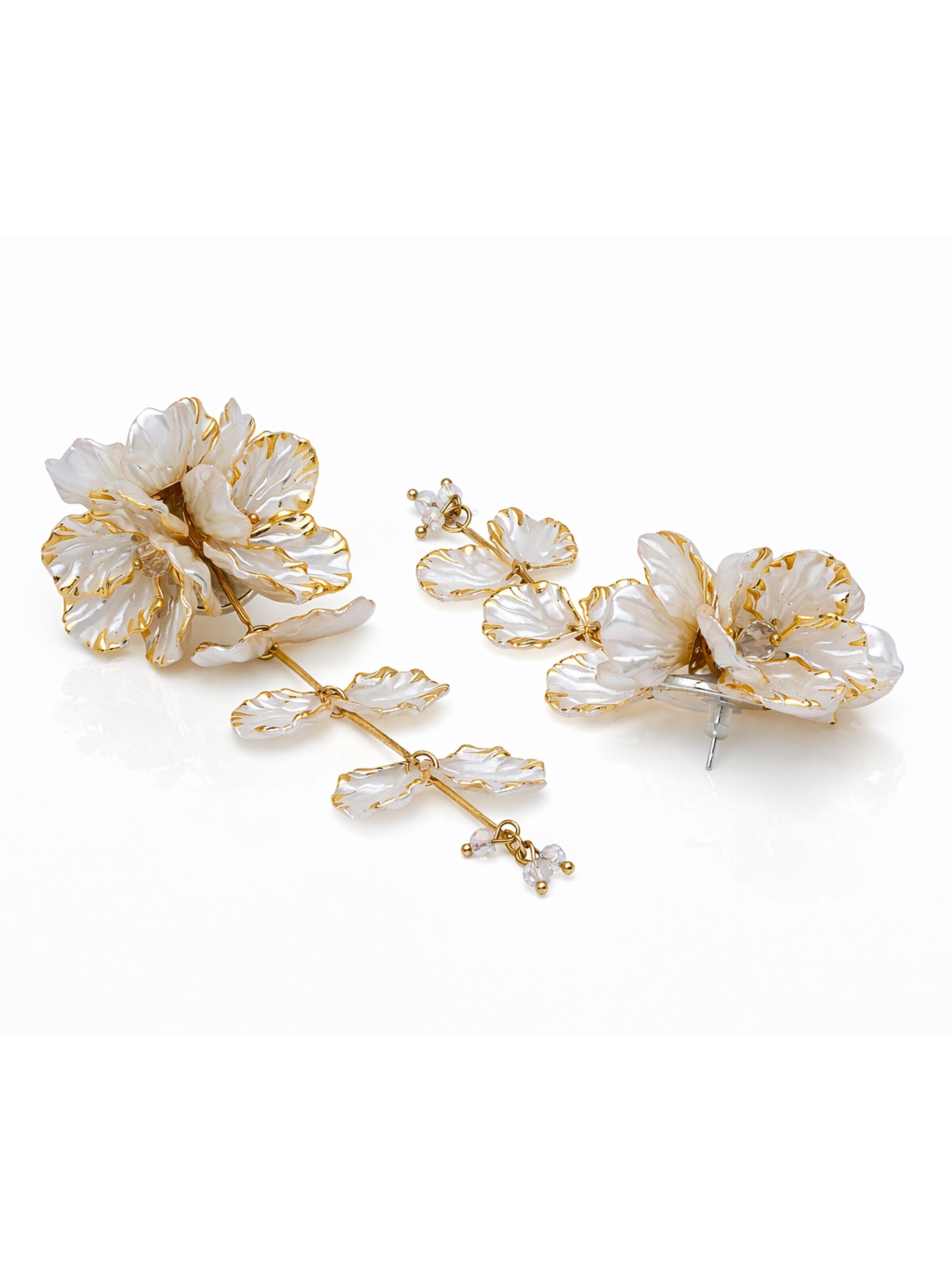 Boucles d'oreilles 'Majestique' AVANT-GARDE PARIS en blanc