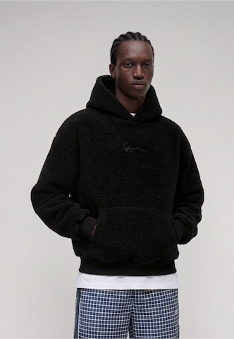 Karl Kani Sweatshirt 'Essential' in Zwart: voorkant