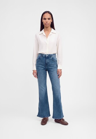 Vero Moda Petite Flared Jeans in Blue: front