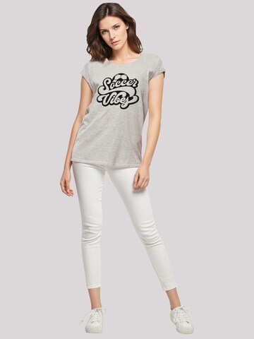 F4NT4STIC Shirt 'Soccer Vibes Typography Sporty Graphic' in Grijs
