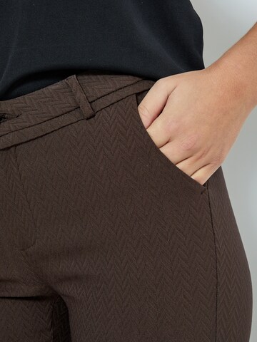 Coupe slim Pantalon 'Carma' minus en marron