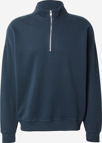 Abercrombie & FitchSweater majica 'ESSENTIAL' - plava boja: prednji dio