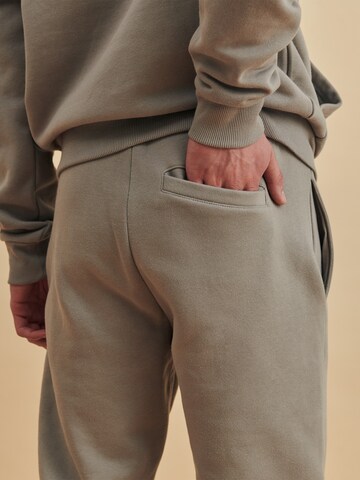 Tapered Pantaloni 'Constantin' de la DAN FOX APPAREL pe gri