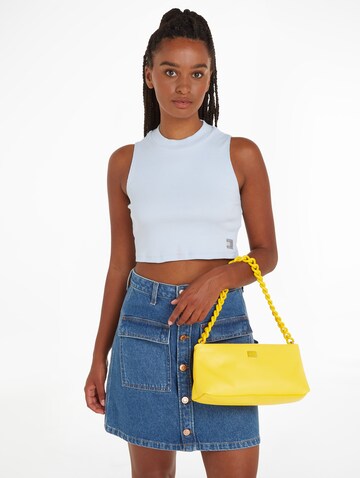 Tommy Jeans Shoulder Bag in Yellow: front
