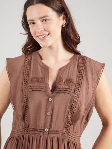 Vero Moda Curve - Vestido 'JULES' en marrón