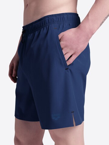 ARENA Badeshorts 'Evo' i blå