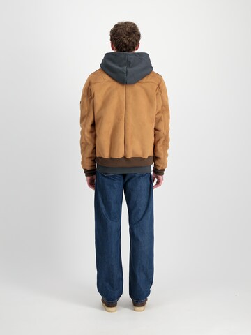 ALPHA INDUSTRIES Демисезонная куртка в Коричневый