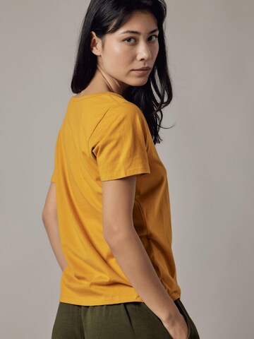 Maglietta 'T-Shirt Scollo Profondo' di OWN Off With Nature in marrone