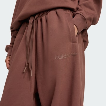 ADIDAS ORIGINALS - Tapered Pantalón 'Essentials' en marrón