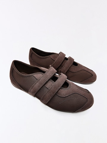 Bershka Sneakers laag in Bruin