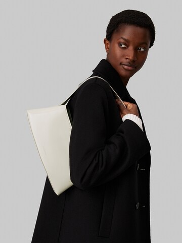 Sac bandoulière Calvin Klein en gris : devant
