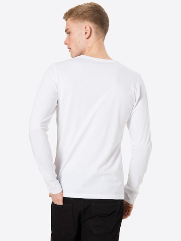 Coupe regular T-Shirt ALPHA INDUSTRIES en blanc