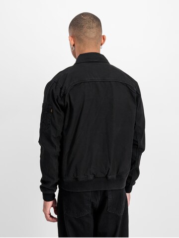 ALPHA INDUSTRIES Välikausitakki 'CWU-36/P' värissä musta