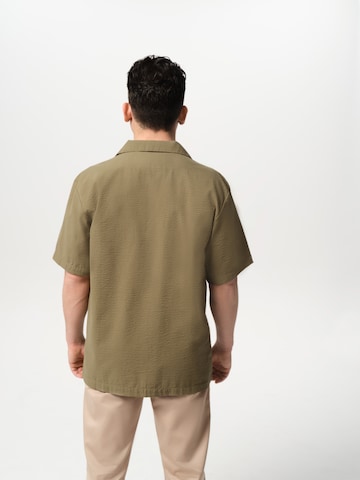 ABOUT YOU x Jaime Lorente - Regular Fit Camisa 'Nico' em verde