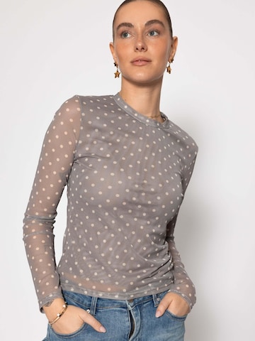 SASSYCLASSY Shirt in Grey: front