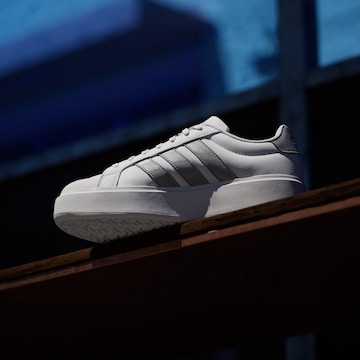 Baskets basses ADIDAS SPORTSWEAR en blanc
