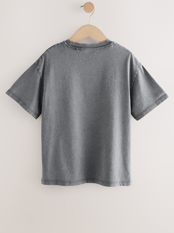 Tricou de la Next pe gri