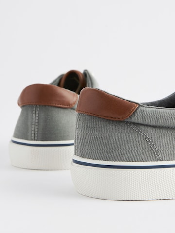 Next Låg sneaker i grå