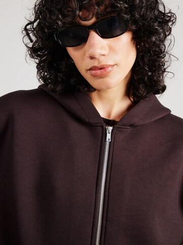 WEEKDAY - Sudadera con cremallera 'Scarlet' en marrón