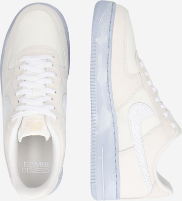 Nike Sportswear Matalavartiset tennarit 'AIR FORCE 1 07 LV8 EMB' värissä valkoinen