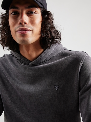 GUESS - Sudadera en gris