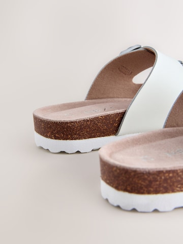 balts Next Vaļējas kurpes