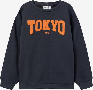 NAME IT Sweatshirt 'STEMPEL' i blå: forside