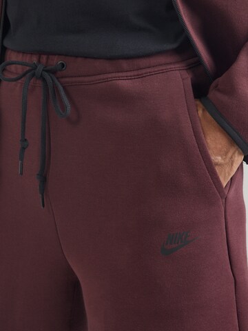 Loosefit Pantaloni 'TCH FLC' di Nike Sportswear in rosso