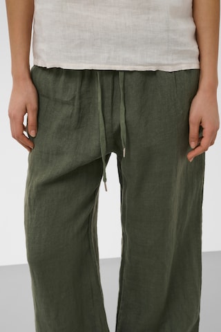 SOAKED IN LUXURY Loosefit Hose 'Auran' in Grün