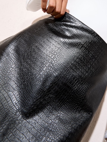 Gonna di Friends Like These in nero