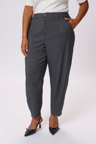 KAFFE CURVE Loosefit Hose 'Merla' in Grau: Vorderseite