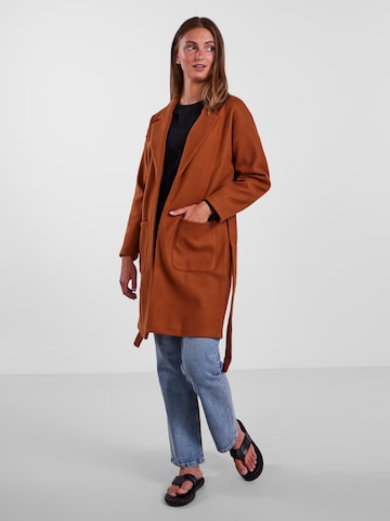 Manteau mi-saison 'Jolene' PIECES en marron