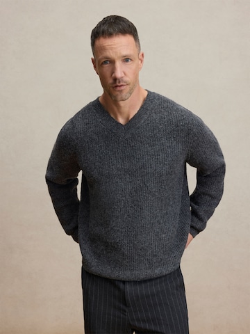 Pull-over 'Devin' DAN FOX APPAREL en gris : devant