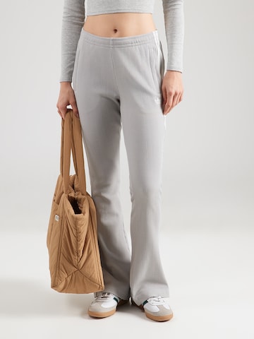 ADIDAS ORIGINALS Rozšírený strih Nohavice - Sivá: predná strana