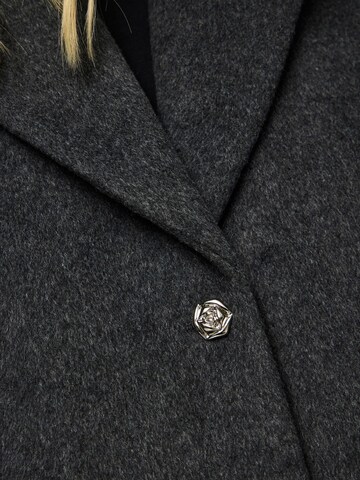 Manteau mi-saison 'PCJasmin' PIECES en noir