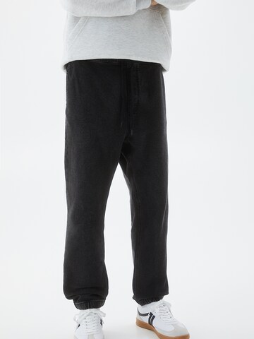 Pull&Bear Tapered Jeans in Black: front