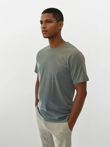 A Question Of (AQO) Bluser & t-shirts 'Anders Tee Garment Dyed' i blå