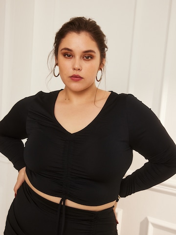 Guido Maria Kretschmer Curvy Shirt 'Garnet' in Black: front