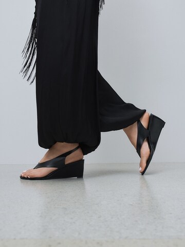 juoda Next Šlepetės per pirštą 'Forever Comfort®'