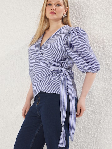 Trendyol Curve - Blusa en azul: frente