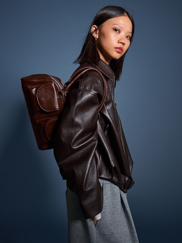 Bershka Schultertasche in Braun