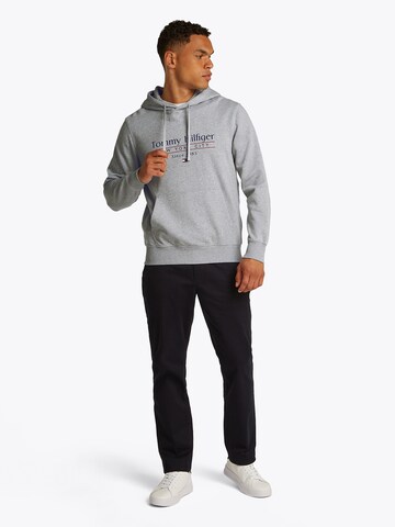 TOMMY HILFIGER Свитшот в Серый