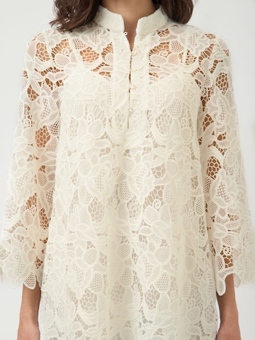 Robe de cocktail YAS en blanc
