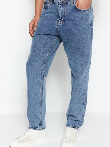 Trendyol Tapered Jeans in Blue: front