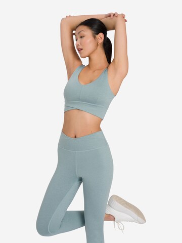 OCEANSAPART - Skinny Pantalón deportivo 'Dahlia' en gris