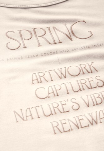 STREET ONE Shirt mit glänzendem Wording in Weiß