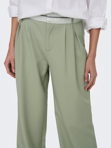 Loosefit Pantaloni con pieghe 'MALIKA' di ONLY in verde