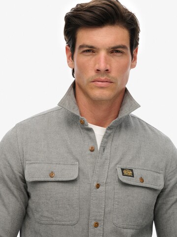 Superdry - Ajuste regular Camisa en gris